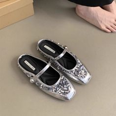 Shipping: Worldwide Express Shipping AvailableDelivery time: 7-15Days Fast ShippingReturns: Fast refund, 100% Money Back Guarantee.SPECIFICATIONSBrand Name: CFSCShoes Type: Modern SlippersApplicable Place: outsideUpper Material: MICROFIBERHeel Height: Low (1cm-3cm)Origin: Mainland ChinaCN: ZhejiangSeason: SummerHeel Type: Flat withItem Type: slippersModel Number: A-515Fashion Element: ShallowDepartment Name: ADULTOutsole Material: RubberWith Platforms: NoStyle: ConciseInsole Material: PUPattern Low Loafers, Half Shoe, Shoe Slippers, Half Shoes, Neutral Shoes, Basic Heels, 2024 Spring Summer, Silver Flats, Slippers Women