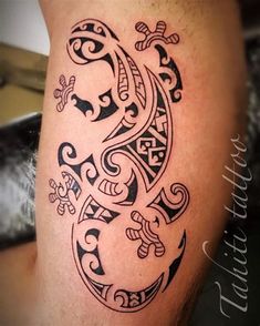 a black and white tattoo design on the thigh