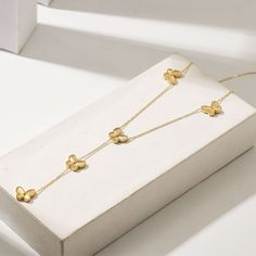 Durable and stylish, our waterproof necklace crafted for both functionality and fashion. Perfect for any occasion, it's the ideal accessory for those who appreciate durability and timeless elegance. Perfect for the minimalist and a beautiful piece to layer with. A true versatile statement piece that you can wear straight from the pool to dinner! - 18K gold plated / stainless steel - Waterproof technology - Hypoallergenic Waterproof Necklace, Accessories Elegant, Hypoallergenic Necklace, Mandala Necklace, Stylish Necklace, Custom Charms, Necklace Craft, Gold Necklaces, Modern Necklaces