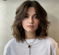 Middle Part Collar Bone Length Hair, Medium Hair 2024 Trends Women, Short Brown Wavy Hair, Clavicut Hair, Messy Medium Hair, Above Shoulder Length Hair, 2024 Hair Trends, Short Wavy Haircuts, Cortes De Cabello