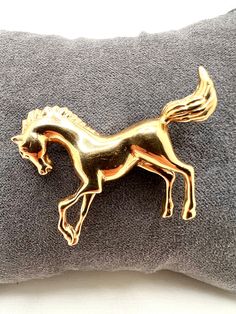 14K Yellow Gold Horse Brooch Pin  A perfect gift for your loved one for any special occasion or holiday! Total Brooch Weight: 7.90g Brooch Length: 27.58mm Brooch Width: 34.84mm Item will be placed in a gift box. * Luxury Gold Brooch Lapel Pin, Luxury Gold Lapel Pin For Anniversary, Luxury Gold Pins For Anniversary, Luxury Yellow Gold Lapel Pin Brooch, Luxury Yellow Gold Lapel Pin, Gold Hallmarked Brooches As Gift, Gold Hallmarked Brooches For Gift, Formal Yellow Gold Brooch Pins, Hallmarked Yellow Gold Brooches For Gifts