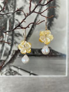 Hawaiian Hibiscus & Edison pearl 14K Gold filled or Sterling Silver dangle earrings 1.5" long 925 Sterling Silver or 14K Gold filled smooth hand made mini hoop ear hook Natural Edison white pearl with Small "tail", small lump and mainly smooth overall.  Nice quality and detail carved Yellow Mother of Pearl Hibiscus flower. Also check out our similar Pink blossom Pikake earrings https://www.etsy.com/listing/1642243944/pink-blossom-pikake-mini-hoop-sterling?click_key=220cd1e6f30db1da3dc8eee303d9a4 Handmade 14k Gold Filled Pearl White Jewelry, Adjustable Yellow Gold Pearl Drop Earrings, Delicate Dangle Jewelry With French Hook, Handmade Gold Pearl Flower Earrings, Yellow Pearl Jewelry Gift, Yellow Gold Flower Jewelry With Pearl Drop, Yellow Pearl Drop Jewelry Gift, Gift Yellow Pearl Drop Jewelry, Yellow Jewelry With Pearl Charm As Gift