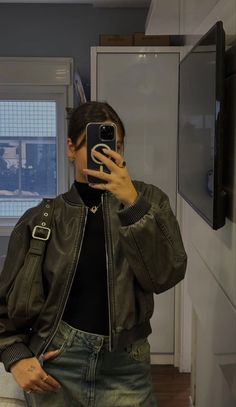 Cropped Leather Bomberjack Outfit, Khaki Bomberjack Outfit, Leather Bomberjacket Streetstyle, Black Bomberjack Outfit Women, Cropped Bomberjack Outfit, Short Leather Jacket Outfit, Outfit Bombers, Black Teddy Jacket Outfit, Zara Leather Jacket Outfit