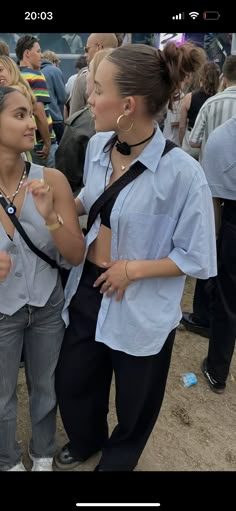 Minimalist Rave Outfit, Melbourne Festival Outfit, Scandi Festival Outfit, Gen Z Festival Outfit, Festival Outfit Alternative, Minimal Festival Outfit, Dekmantel Festival Fashion, Relaxed Festival Outfit, Festival Cold Weather Outfit