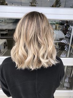 Long Blonde Bob Hairstyles 2023, Shoulder Length Hair With Blonde Balayage, Balage Hair Blonde Short, Highlight Hair Blonde Medium Length, Medium Length Haircut Balayage Blonde, Blonde Medium Length Hairstyles, Lob Blonde Highlights, Blond Balayage On Short Hair, Blonde Hair Shoulder Length Ideas