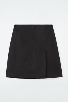 This mini skirt is a simple, understated choice for the modern wardrobe. Imagined in timeless white, it showcases a clean A-line silhouette and has a front pleat that splits at the hem for effortless movement. It's crafted from TENCEL™ Lyocell and linen-blend so it feels light and airy. Slim fitTENCEL™ is a trademark of Lenzing AG. TENCEL™ Lyocell is made from renewable wood sources, using a process that recycles 99% of all chemicals and water  Shell: 80% TENCEL™ Lyocell, 20% Linen. Lining: 100% Cotton. Excluding trims / Machine wash Back length of size 6 is 44cm / Model wears a size 6 Hiking Skirt, Mini Skirt Dress, Style Finder, Miniskirt Outfits, Fall Capsule Wardrobe, Women Magazines, Modern Wardrobe, Church Decor, Black Mini Skirt