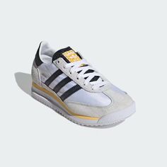 Sneaker junior dal vibe old-school. Rendendo omaggio alla tradizione sportiva adidas, queste scarpe SL 72 sono perfette per aggiungere un look retrò al tuo abbigliamento per il tempo libero. Il design è stato ripensato per l'uso quotidiano con un leggero aggiornamento delle proporzioni e colori rinnovati. La tomaia in pelle premium con dettagli in pelle scamosciata onora le loro radici nel running, mentre l'intersuola in EVA e la suola in gomma offrono ammortizzazione leggera e trazione. Calzata regolare Chiusura con lacci Tomaia in nylon con profili in suede Fodera in materiale sintetico Intersuola in EVA Suola in gomma dentellata Colore prodotto: Cloud White / Core Black / Spark Codice prodotto: IH8077 Adidas Sl 72, Adidas Original, Design Minimalista, Kids Sneakers, Adidas Online, White Adidas, The Next Generation, Sneakers Athletic, Next Generation