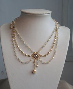 Amazing bridal wedding Art Deco necklace features three golden flower filigrees set with Ivory creamrose Swarovski pearls surrounded with Swarovski Victorian Bridal Necklace, Vintage Bridal Necklace, قلادات متدلية, Jewelry Victorian, Pearl Necklace Wedding, Acrylic Jewelry, Necklace Swarovski, Bridal Fashion Jewelry, Golden Flower