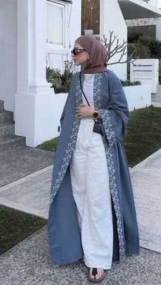 Abaya Fashion Casual, Outfits With Abaya, Abaya Outfit Ideas Casual, Open Abaya Outfit With Jeans, Abaya And Jeans, Summer Hijabi, Abaya Outfits, Casual Abaya