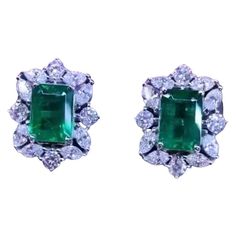 Stunning design handcrafted in 18k gold with two fine quality of Zambia emeralds 8,52 ct and round brilliant cut diamonds 4,33 ct F/VS-VVS . Handmade fine Jewels by artisan goldsmith. Excellent manufacture and quality. Complete with AIG report.