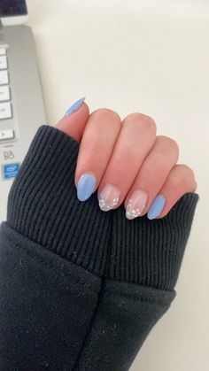 A cute nail design with blue and white flowers 🐚#nails#nailart #flowers#oval #nailinspo Blue And White Flowers Nails, White Nails Blue Flowers, Light Blue Hoco Nails, Blue And White Nails Simple, Nail Design With Blue, Blue And White Gel Nails, Blue And White Flower Nails, White Nails With Blue Flowers, White Flowers Nails