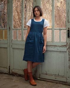 Farmer Fashion Woman, Denim Pinafore Outfit, Pinafore Dress Outfit, Pinafore Outfit, Vintage Pinafore Dress, Linen Garments, Pinafore Sewing Pattern, Linen Pinafore Dress, Vintage Pinafore