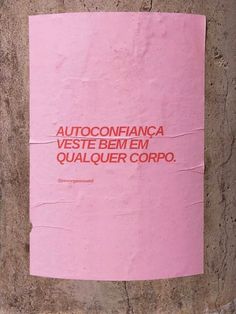 a pink piece of paper that says autoconfianca veste em qualquer corpo