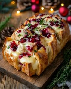 🥖🧀 Cranberry Brie Sourdough Pull-Apart Bread 🧀🥖    Ingredients:    1 large round loaf of sourdough bread  8 oz Brie cheese, cut into small cubes  1/2 cup cranberry sauce (homemade or store-bought)  2 tablespoons unsalted butter, melted  1 teaspoon fresh thyme leaves (or 1/2 teaspoon dried thyme)  1/2... Christmas Nibbles Ideas Snacks, Brie Sourdough Cranberry, Christmas Tapas, Winter Charcuterie, Xmas Starters, Christmas Starters, Brie Cranberry, Bread Pull Apart Recipes, Cranberry Brie