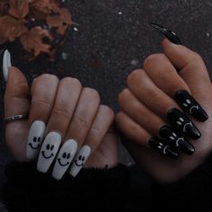 Halloween Nail Designs Black And White, Nails Acrylic Black And White, Nails Acrylic Dark, Goth Winter Nails, Ying Yang Nails, Yin Yang Nails, Black Acrylic Nail Designs, Concert Nails, Black Acrylic Nails