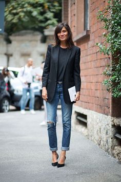 Emanelle Alt on the street wearing a black blazer with jeans, and kitten heels. French Street Style, Emmanuelle Alt Style, Minimalist Moda, Emmanuelle Alt, French Street Fashion, French Street, Milan Street Style, French Girl Style