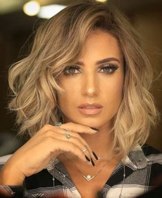 Obličejové Masky, Chic Bob, Medium Bob Haircut, Medium Bob, Medium Bob Hairstyles, Bob Haircuts For Women, Bob Hair, Chic Hairstyles, Penteado Cabelo Curto