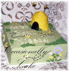 there is a cake that has been made to look like a beehive