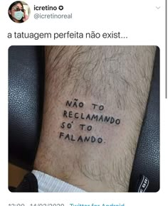 a man with a tattoo on his leg that reads, no to reclamanondo so to falando