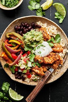 These fajita burrito bowls are ideal for meal prepping!! Taking cues from Chipotle’s burrito bowl, we like to pile everything up high making for one delicious prep ahead meal! Food Prep Aesthetic, Chicken Fajita Burrito, Healthy Lunch Bowls, Power Meals, Enchilada Bowl, Fajita Burrito, Burrito Bowl Meal Prep, Healthy Burrito Bowl, Mexican Bowl