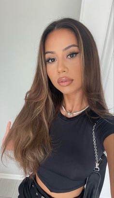 Hair Inspo Color Tan Skin, Hair Inspo Color Straight Hair, Caramel Hair On Black Hair, Light Hair Colors For Tan Skin, Latina Summer Hair Color, Brown Hair With Highlights Tan Skin, Hair Dye Ideas For Hispanics, Hair Colors For Filipino Women, Honey Brown Hair On Tan Skin