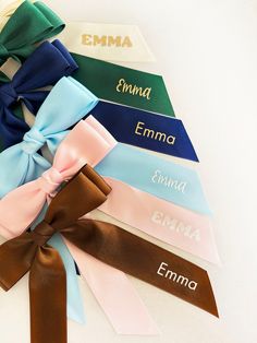 This personalized name double satin Bow with alligator clip Coquette long tail Bow with clip will elevate your style and make a statement with its fancy finish and easy to use alligator clip.  FEATURES: 🎀DOUBLE BOW SATIN MATERIAL 🎀OPTIONAL CUSTOM NAME PERSONALIZATION 🎀WHITE OR GOLD VINYL NAME OR PLAIN 🎀MEASUREMENTS: Tail length is 7 inches. Ribbon width 1.5 inch. Bow is 6 inches wide 🎀 EASY TO USE ALLIGATOR CLIPS IS GREAT FOR MULTIPLE HAIRSTYLES 🎀CHOOSE YOUR COLOR PRO TIP: Iron on low for Pink Makeup Bag, Cute Makeup Bags, Fancy Bows, Coquette Bows, Personalized Bow, Hair Gift, Bridesmaid Gift Boxes, Gold Vinyl, Bow Hair Clip