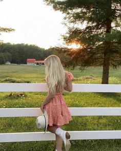 Country Girl Aesthetic, Country Concert Outfits, Foto Cowgirl, Senior Photoshoot Poses, Western Photoshoot, Senior Photo Outfits, Looks Country, Pose Fotografi, Cowgirl Aesthetic