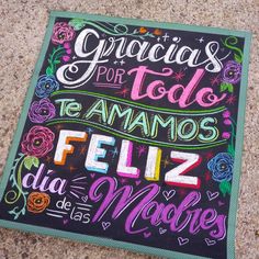 a chalkboard with the words grancias por todo te amamos feliz dia de mayos written on it