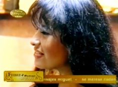 a woman with long black hair is talking on the television show ferrete de marques