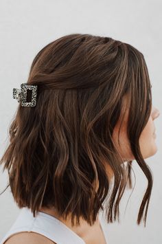 Mini Hair Claw Hairstyles, Short Hair Cuts For Women Brunette, Short Hair Hair Clip Styles, Mini Hair Clip Hairstyles, Mini Clip Hairstyles, Shoulder Length Hair Curled, Hair Clips For Short Hair, Mini Hair Clips Hairstyles, Short Hair Clips Style