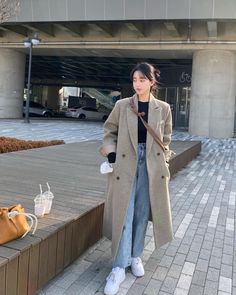 Long Gray Trench Coat Outfit, Winter Korean Fits, March Korean Outfit, Korean Winter Dress Outfit, Winter Outfits For Japan, Japan Street Style Winter, Korean Girl Winter Outfit, Winter Fits Korean, Japan Outfit Ideas Fall