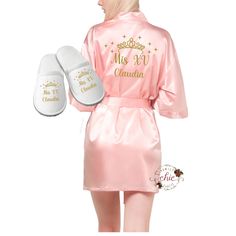 "Our Solid satin robes make a fantastic gift and are a wonderful addition to your Quinceañera's big day!  Also perfect for your damas and Mom to feel comfortable in these satin personalized satin robes. Purchase the matching slippers as well. They will have their names on them Available in 13 different colors: Champagne, White, Black, Burgundy, and more!  💎 >> This listing is for (1) one Quinceañera personalized satin single robe or one set depending on what you choose on the drop down  menu. S Quince Gifts, Personalized Bride Robe, Matching Slippers, Sweet 15 Party Ideas, Pink Quince, Personalized Slippers, Satin Robes, Personalized Robe, Pretty Quinceanera Dresses