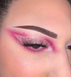 Blended out pink V shaped Eyelook W/ rhinestones Rave Makeup Pink, Pink And White Eyeshadow Looks, Pink Rave Makeup, Interesting Makeup Looks, Valentine Eyeshadow, Pink Makeup Ideas, Edc Makeup