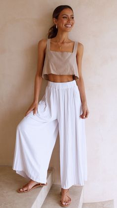 Loyal Heart Culottes - White - Buy Women's Bottoms - Billy J Thailand Outfits, How To Style Culottes, Look Winter, Europe Outfits, Moda Paris, Women's Bottoms, Mode Inspo, Basic Outfits, Spring Summer Outfits