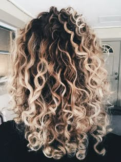 ☼уσυ ∂єѕєяνє α ωнσℓє ѕнєєт σf gσℓ∂ ѕтαяѕ☼ Heavy Highlights On Curly Hair, Curly Hair Dark Roots Light Ends, Curly Blonde Hair With Dark Roots, Clouding Highlights Curly Hair, Brown To Blonde Balayage Curly Hair, Curly Hair Balayage Blonde, Ombré Curly Hair, Curly Hair Balayage, Hair Balayage Blonde