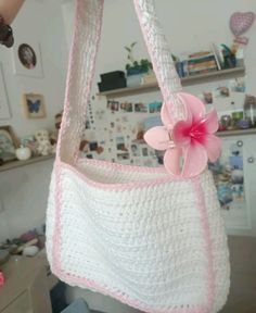 How To Crochet A Small Bag, Crochet Clothes Coquette, Wool Bags Handmade, Coquette Crochet Bag, Free Bag Crochet Patterns, Crochet Ideas Bag, Crochet Bags Aesthetic, Crochet Book Bag, Crochet Bag Easy