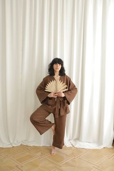 Dies ist das bequemste und fotogenste Kimono-Set. Ich habe es an mir selbst überprüft. Ertrinkt in Komfort und Harmonie der Linien. Es ist mir ein Anliegen, die Grenzen zwischen schönen Outfits zum Ausgehen und Homewear wirklich zu verwischen. Lebe dein Leben ohne Rücksicht auf andere. Anzug Kimono + Hosenrock schokobraun. Wir haben Größentabelle im Fotokarusell Modell :173см/ 5.67 ft 85 см 63 cm maß 92 см/ 36 inch Alle unsere Kleidungsstücke können auch in anderen Farben angefertigt werden. Es Women Kimono, White Belt, European Linens, Womens Pyjama Sets, Linen Set, Plus Size Pants, Going Out Outfits, Pajama Sets, Cute Bags