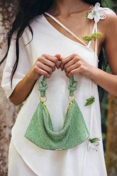 Poderosos bolsos y carteras para llevar el look de invitada al siguiente nivel en cualquier boda de verano : Fiancee Bodas Handbag Trends, Cult Gaia Bag, Boho Crossbody Bag, Big Handbags, Knot Bag, Latest Handbags, Sparkle Top, Crystal Clutch, Unique Purses