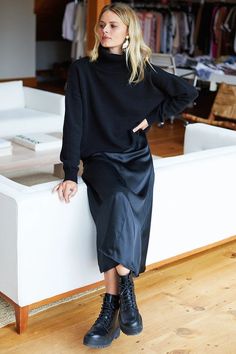 @fairlinnard Summer Work Outfits, Looks Street Style, Business Outfit, Brunch Outfit, All Black Outfit, Skirt Outfit, Mode Inspo, Black Sweater, Looks Style