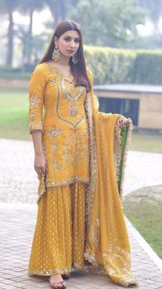 Punjabi Suits Designer, Punjabi Dress Design, Kate Middleton Style Outfits, Punjabi Suits Designer Boutique, Fancy Suit, Indian Designer Suits, Trendy Shirt Designs, Pakistani Fashion Party Wear, Beautiful Pakistani Dresses