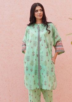 Casual dresses ideas Fancy Lawn Dress Design, Long Kurti Patterns, Lawn Dress Design, Girls Designer Dresses, Kaftan Designs, Lace Dress Design, Shirt Trouser, Kurti Designs Latest, Summer Lawn