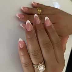 Oval Acrylic Nails Short Winter, Natural Elegant Nails, Round Nails French Tip, Short Almond French Tip, Nails Ideas French, Travel Nails, French Nail Ideas, French Toe Nails