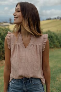 Classic Fashion Looks, Pretty Tops, Mommy Style, Closet Makeover, Soft Clothes, Lovely Clothes, Ruffle Collar, Cute Simple Outfits, Spring Style