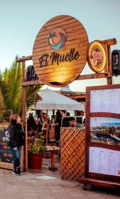 people are standing outside at an outdoor restaurant