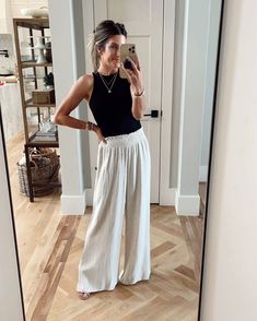 What To Wear With Beach Pants, Beach Business Outfit, Cruise Pants Outfits, Dinner On Beach Outfit, Florida Dinner Outfits, Flowy Pants Outfit, The Sister Studio, Sister Studio