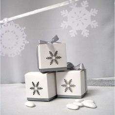 This snowflake candy box is cube-shaped. It is made up of two parts, a silver background and a white cover with a snowflake pattern. This snowflake favor box measures 6 cm by 6 cm. Box ships flat, assembly is required. You can use it as a guest gift for a winter theme wedding. It will also be perfect for holding candies or chocolates to offer as table gifts at Christmas. Snowflake Favors, Bubble Bottle, Communion Favors, Wedding Themes Winter, Silver Background, Silver Snowflakes, Winter Weddings, Guest Gifts, Christmas Chocolate