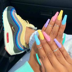 Ongles néon la tendance phare et haute en couleur de l'été 2019 Ongles Summer, Multicolored Nails, Colorful Nails, Cute Acrylic Nail Designs, Mehandi Design, Acrylic Nails Coffin Short, Summer Acrylic Nails, Rainbow Nails, Neon Nails