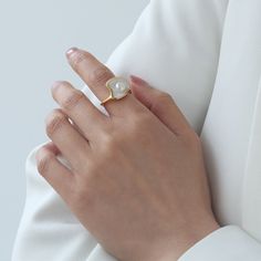 Description Baroque French style, the vintage white accentuates the elegance of the ring. Detail Material: 18k gold plated brass, natural pearl Size: US size 6, US size 7 Pearl Setting, Mother Of Pearl Ring, Oil Drop, Drop Ring, Freshwater Pearl Ring, Minimalist Gifts, Retro Jewelry, Silver Jewelry Fashion, Pearl Set