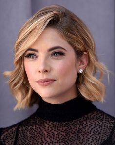 Ashley Benson Short Hair Earrings, Ashley Benson Hair, Hair Earrings, Chic Hair, Medium Bob Hairstyles, French Braid Hairstyles, Ashley Benson, Penteado Cabelo Curto, Chic Hairstyles