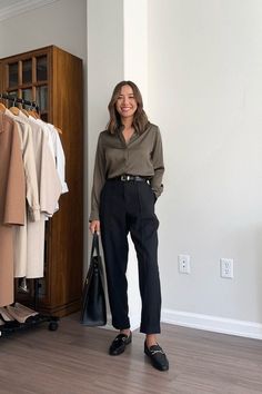 black trouser outfit with loafers Business Casual Manager Outfits, Business Professional Shoes, Outfit With Loafers Women, Job Interview Outfit For Women, Outfit With Loafers, Black Trouser Outfit, Loafers Women Outfit, Black Trousers Outfit, Black Loafers Outfit